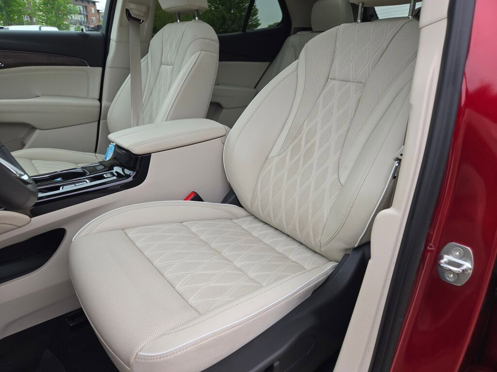 Used 2023 Buick Envision Avenir AWD/4WD image 27