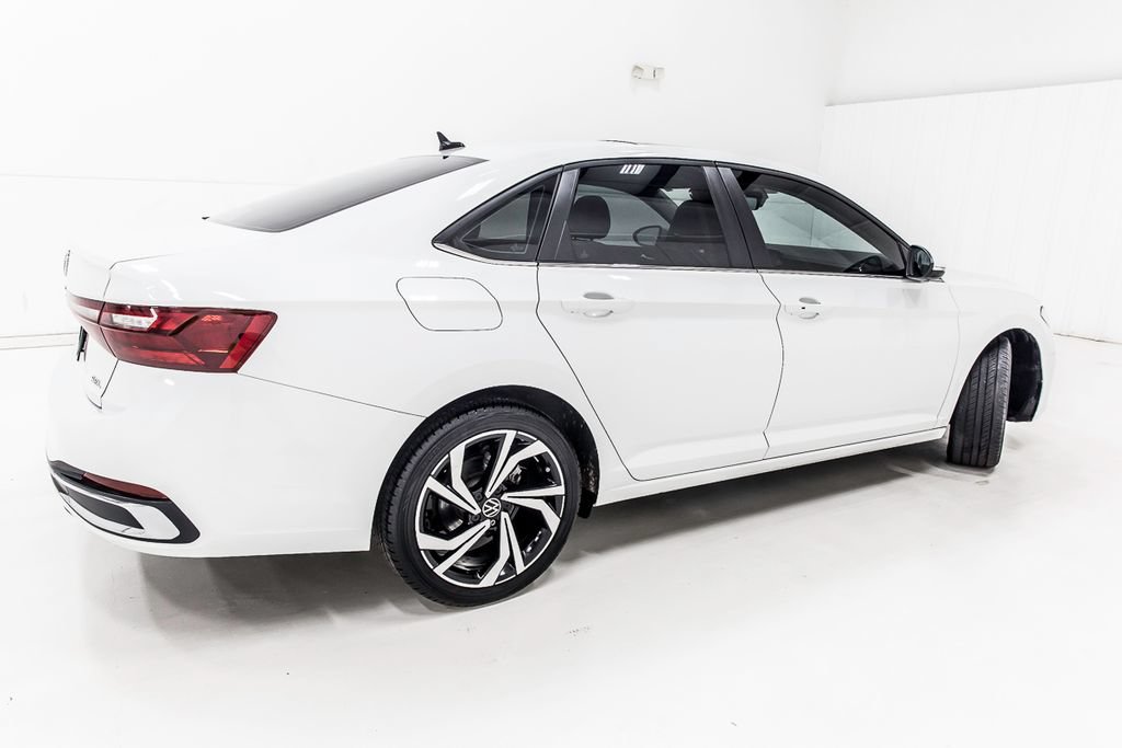 Used 2025 Volkswagen Jetta SEL FWD image 9