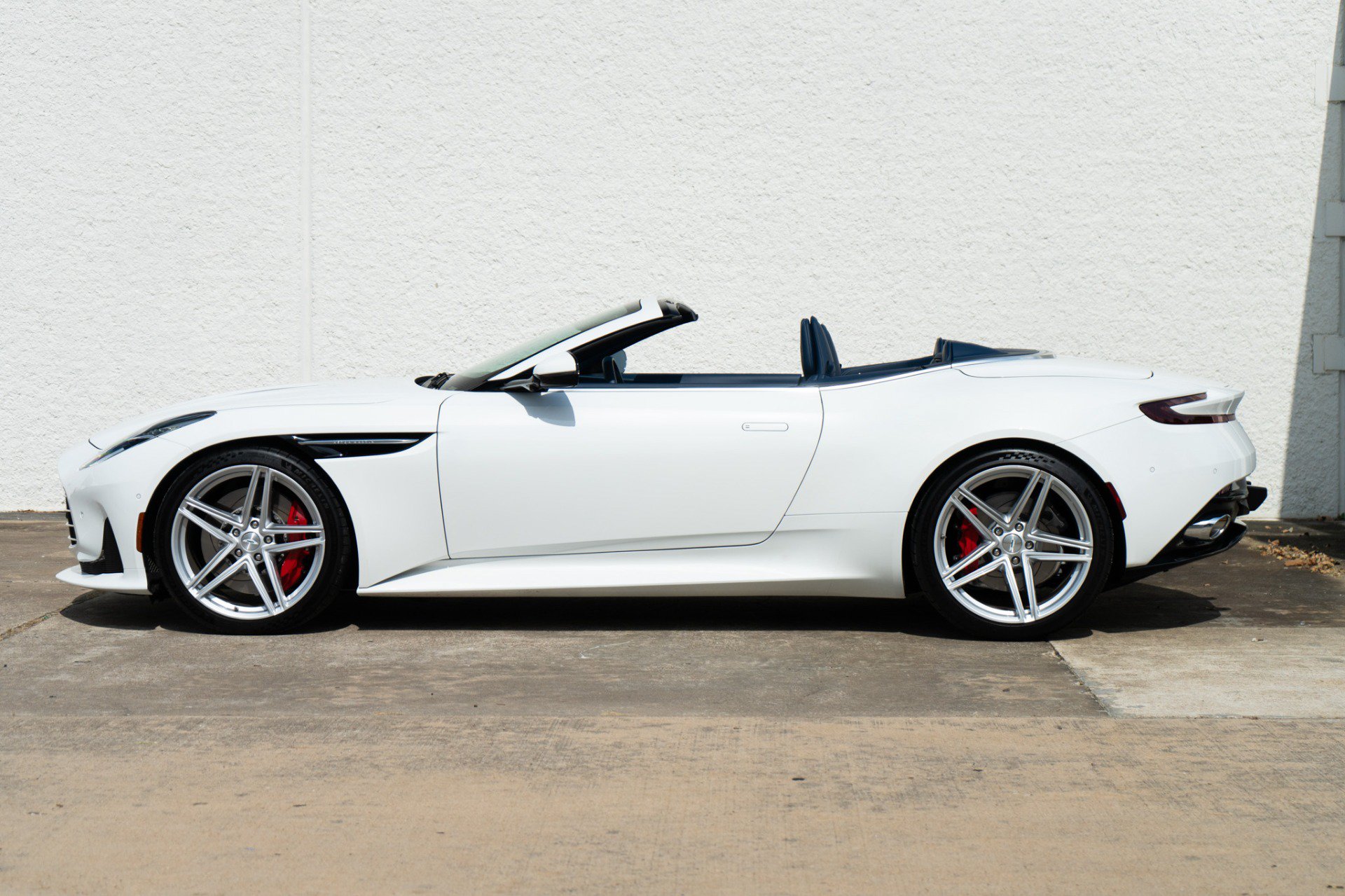 Used 2025 Aston Martin DB12 Convertible RWD image 9