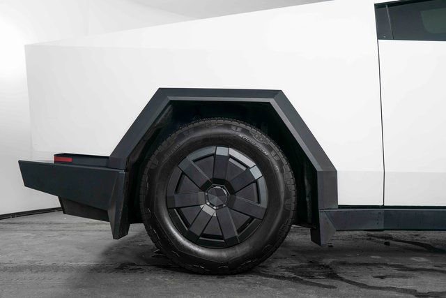 Used 2024 Tesla Cybertruck AWD Crew Cab image 10