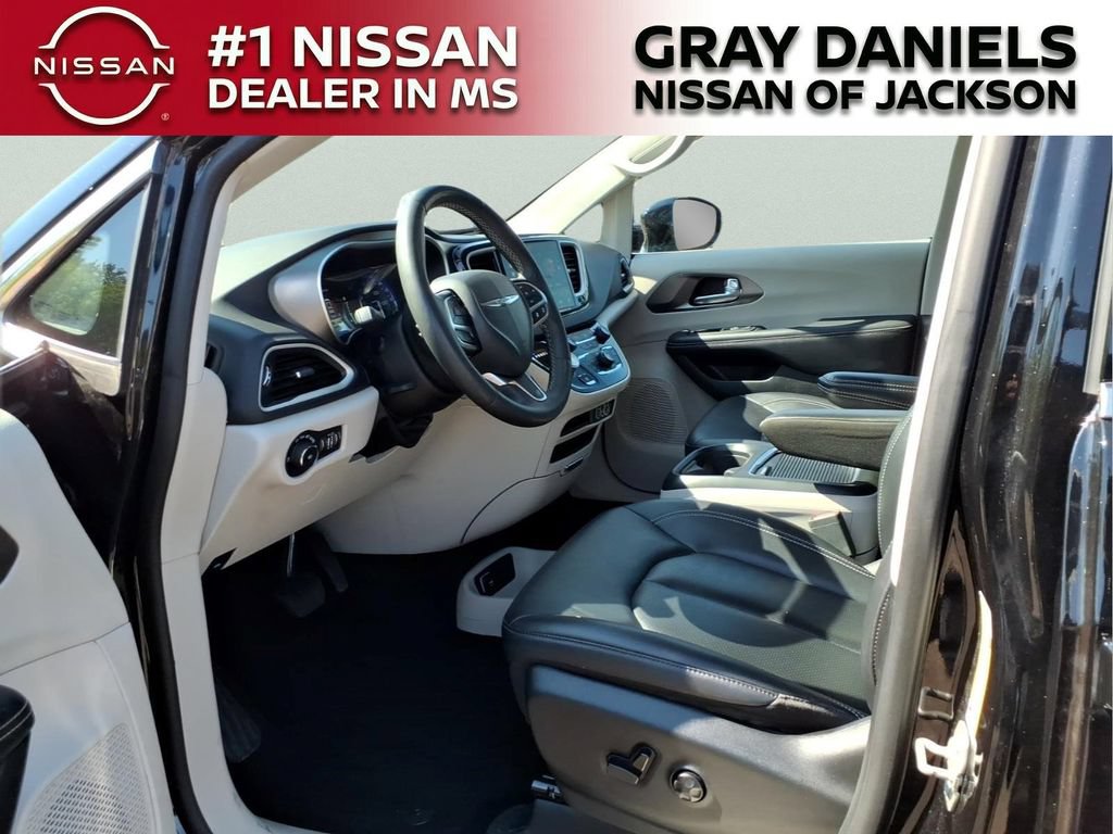 Used 2024 Chrysler Pacifica Touring-L FWD image 24