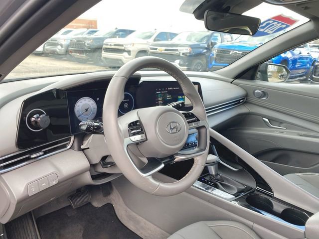 Used 2023 Hyundai Elantra SEL w/ Convenience Package image 2