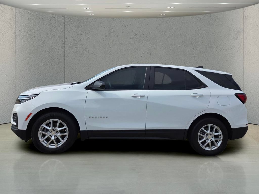 Used 2023 Chevrolet Equinox LS FWD image 2