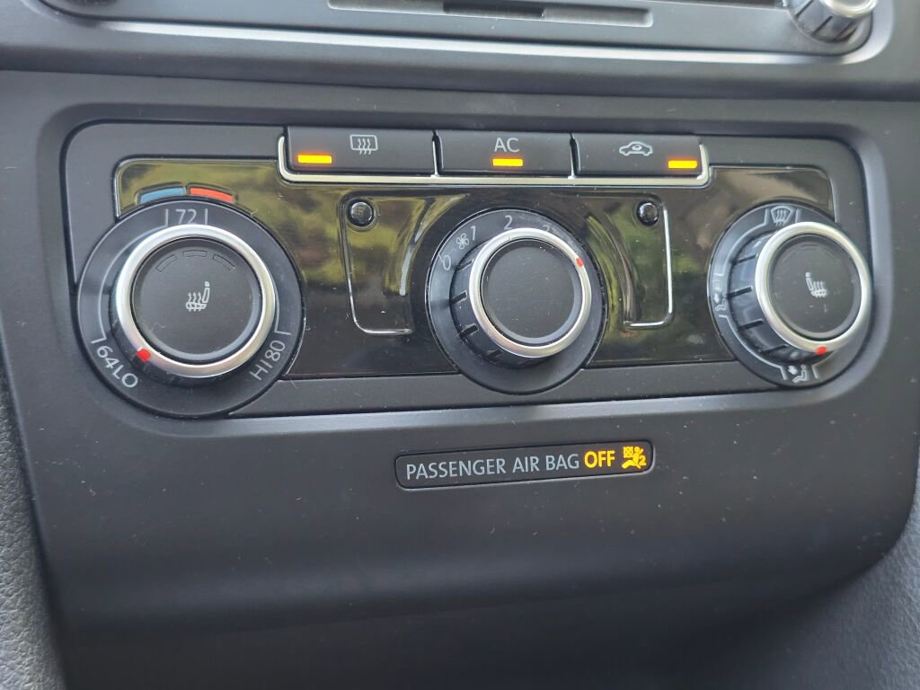 Used 2011 Volkswagen Jetta SE w/ Wheel & Sunroof Pkg image 30