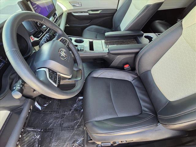 Used 2025 Toyota Sienna Platinum AWD/4WD image 15