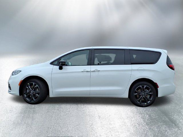Used 2026 Chrysler Pacifica Select AWD/4WD image 3
