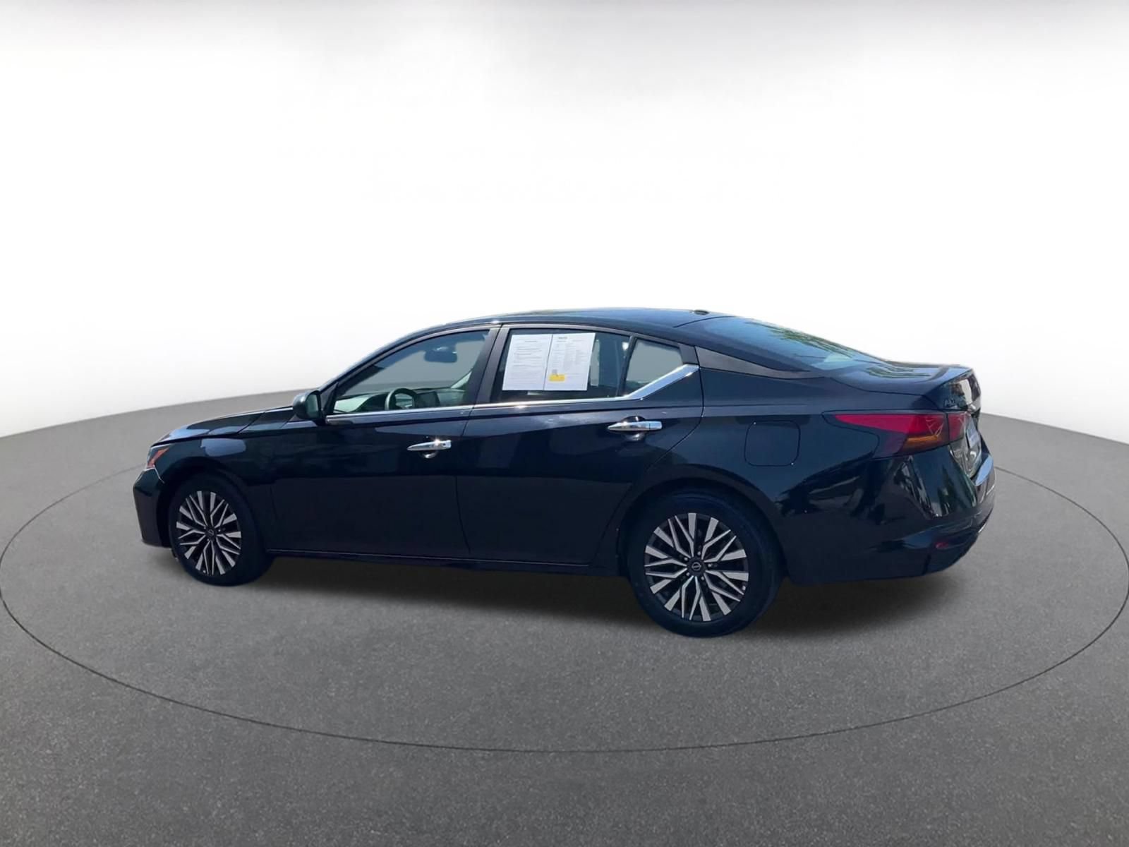 Used 2025 Nissan Altima 2.5 SV FWD image 10