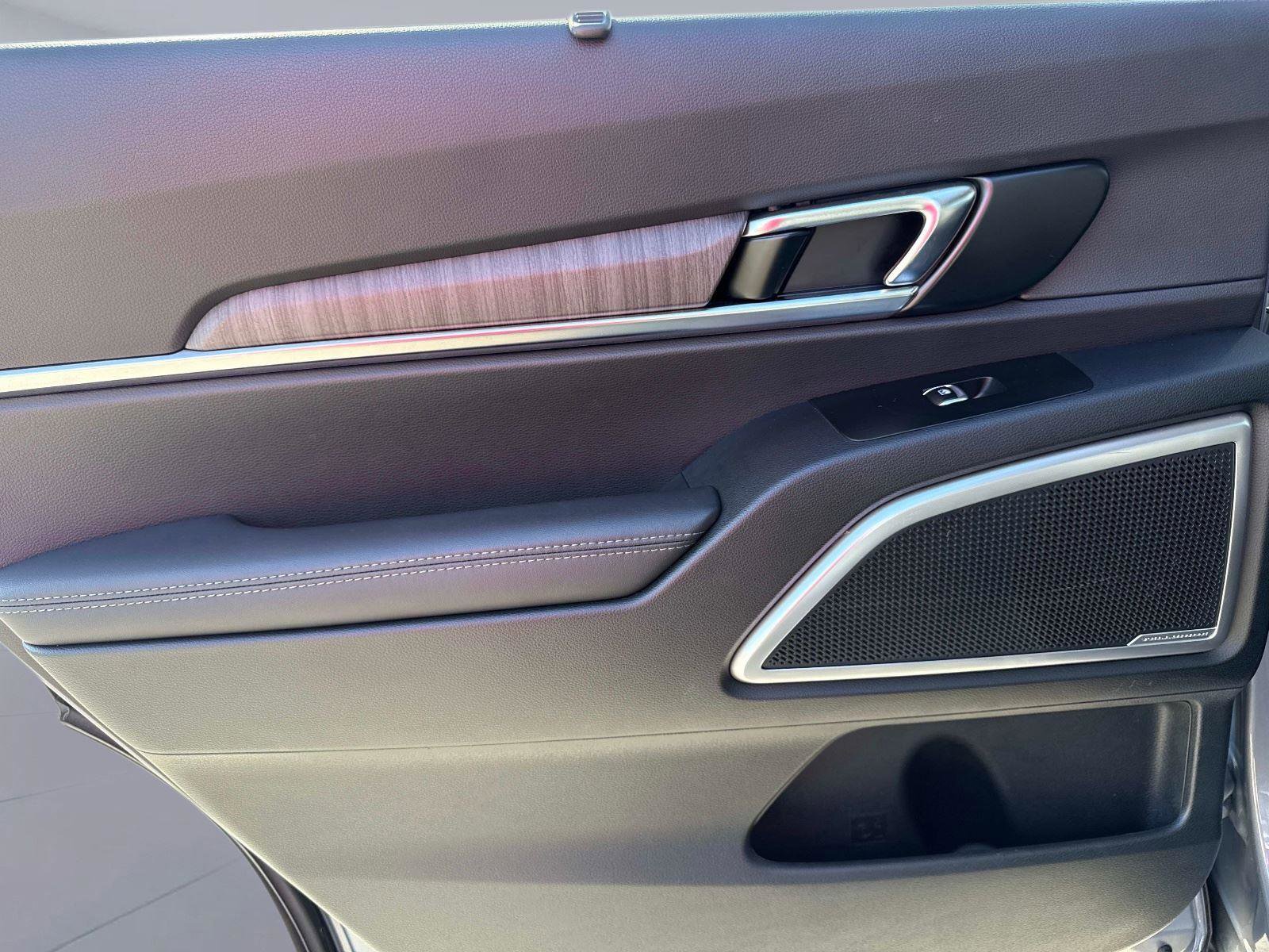 Used 2024 Kia Telluride EX w/ EX Captain's Chair Package image 15