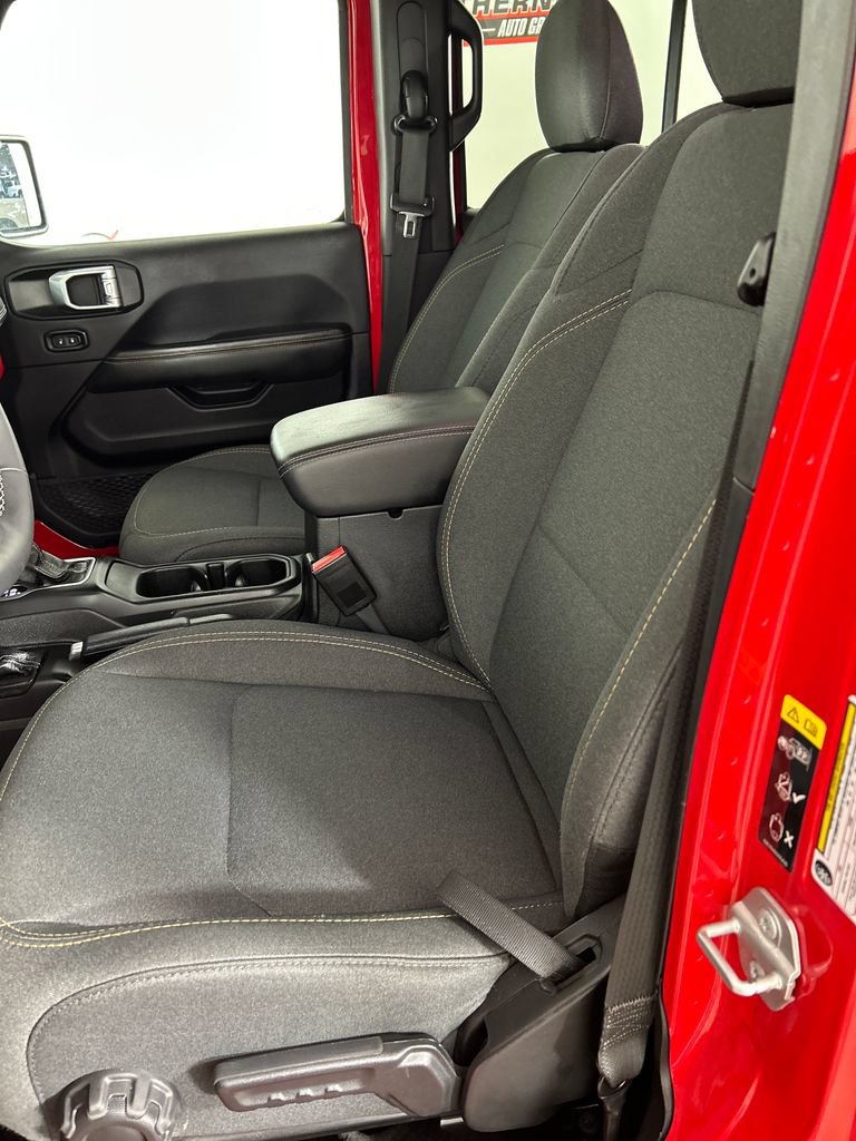 Used 2025 Jeep Wrangler Unlimited Sahara AWD/4WD image 12