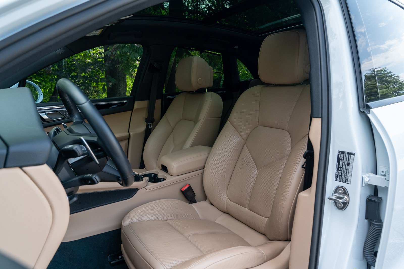 Certified 2024 Porsche Macan AWD/4WD image 5