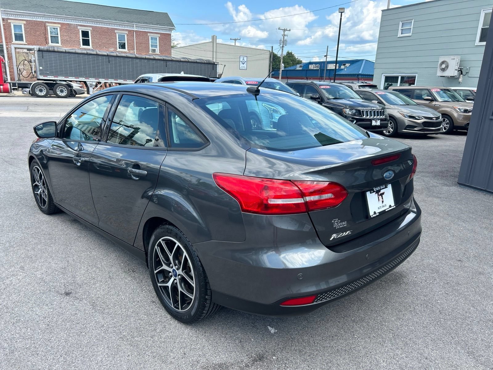 Used 2017 Ford Focus SEL FWD image 2