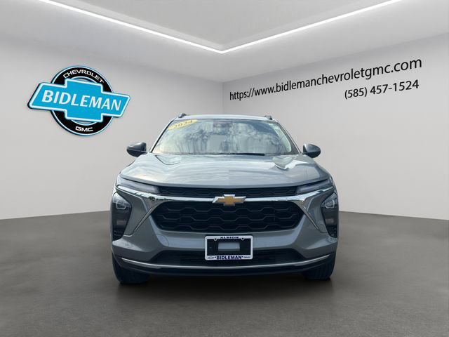 Used 2024 Chevrolet Trax LT w/ Driver Confidence Package FWD image 2