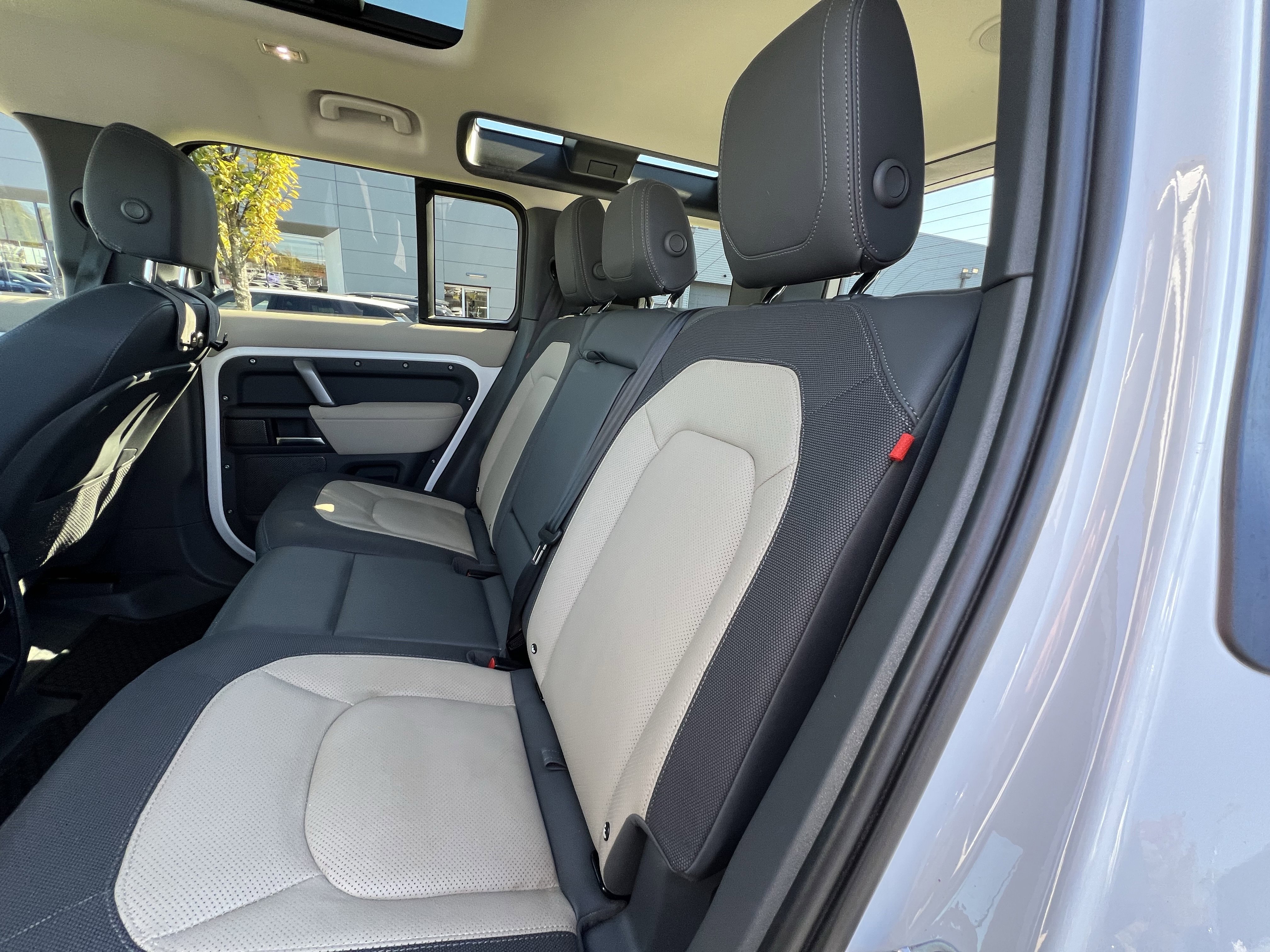 Used 2023 Land Rover Defender 110 X-Dynamic SE image 27
