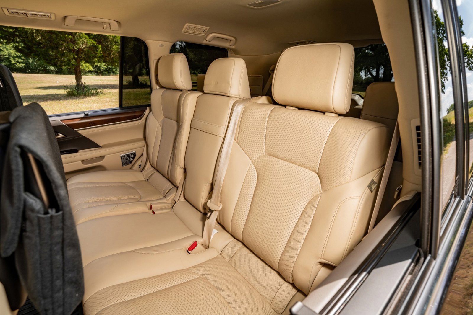 Used 2017 Lexus LX 570 4WD w/ Luxury Package image 38