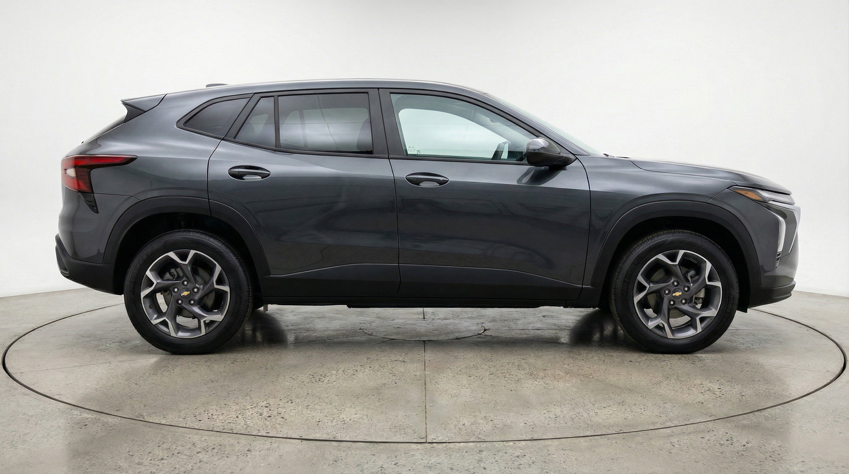 Used 2025 Chevrolet Trax LT FWD image 11