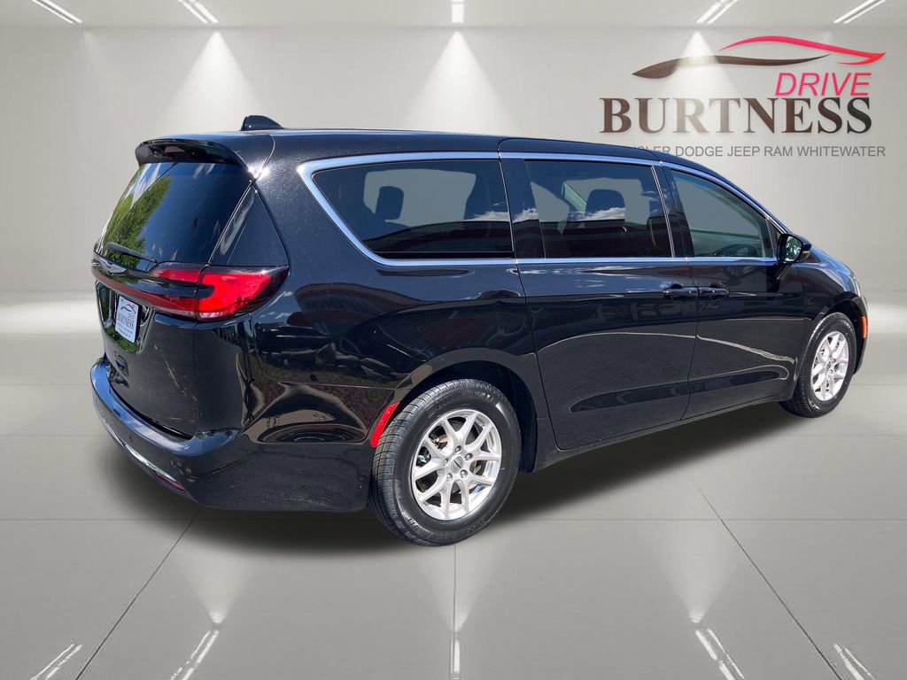 Used 2024 Chrysler Pacifica Touring-L FWD image 6