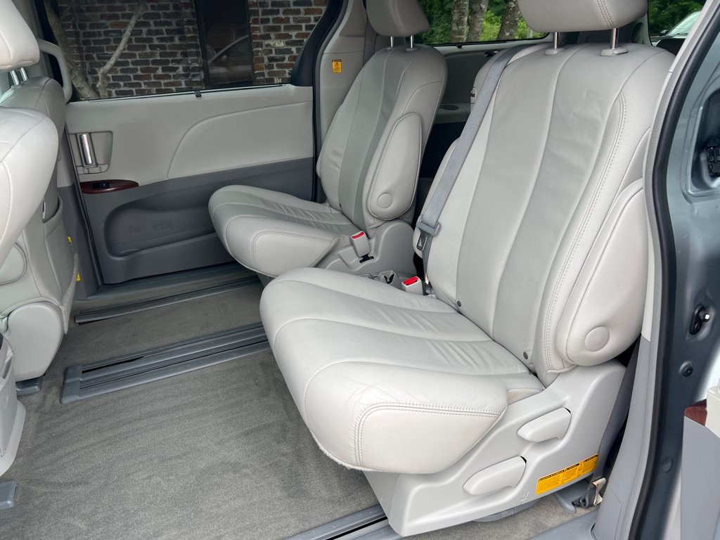 Used 2013 Toyota Sienna XLE FWD image 9