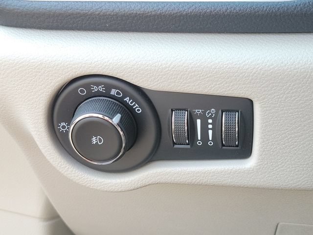 Used 2023 Chrysler Pacifica Touring-L AWD/4WD image 12