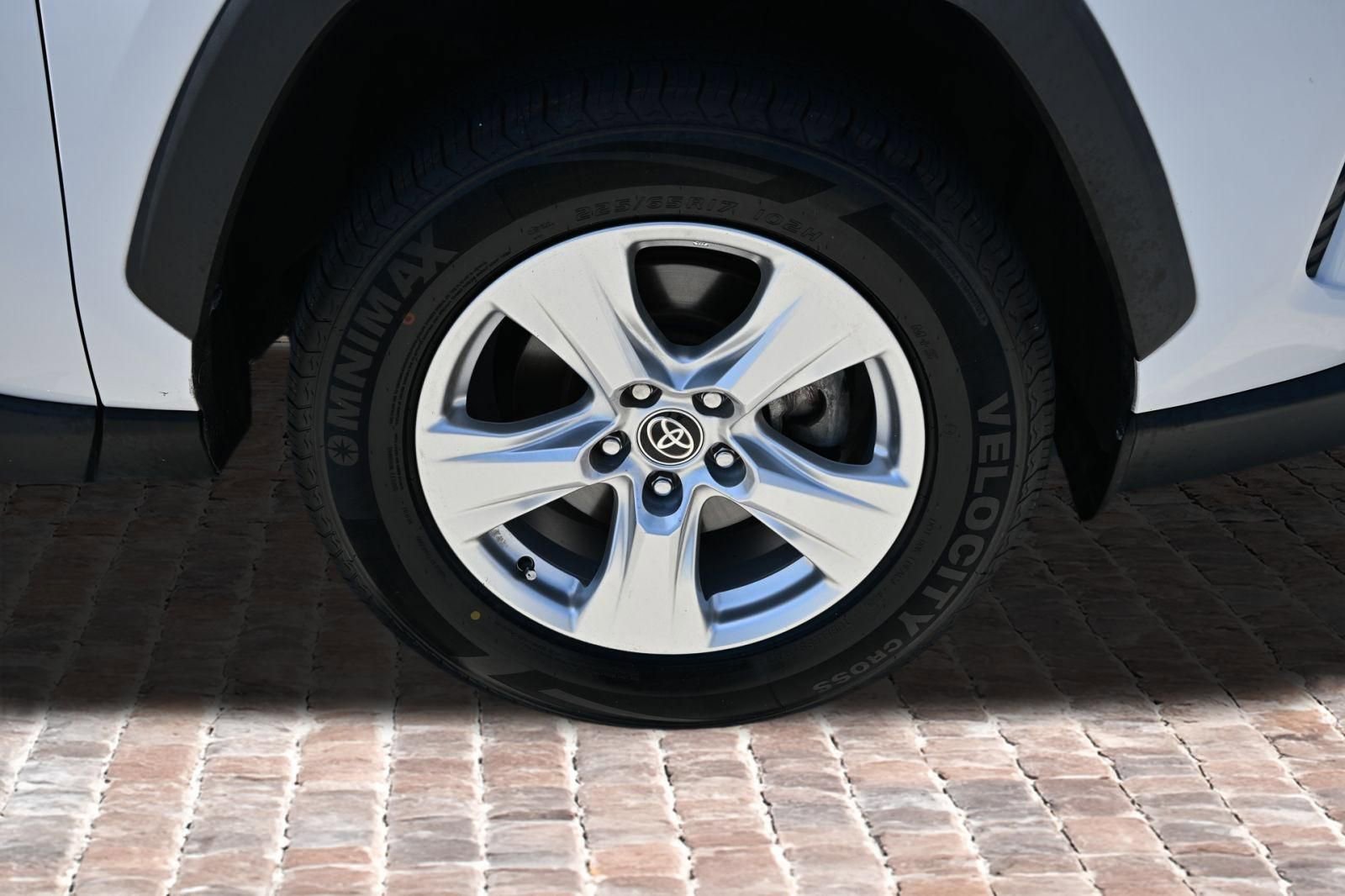 Used 2021 Toyota RAV4 XLE w/ Convenience Package FWD image 38