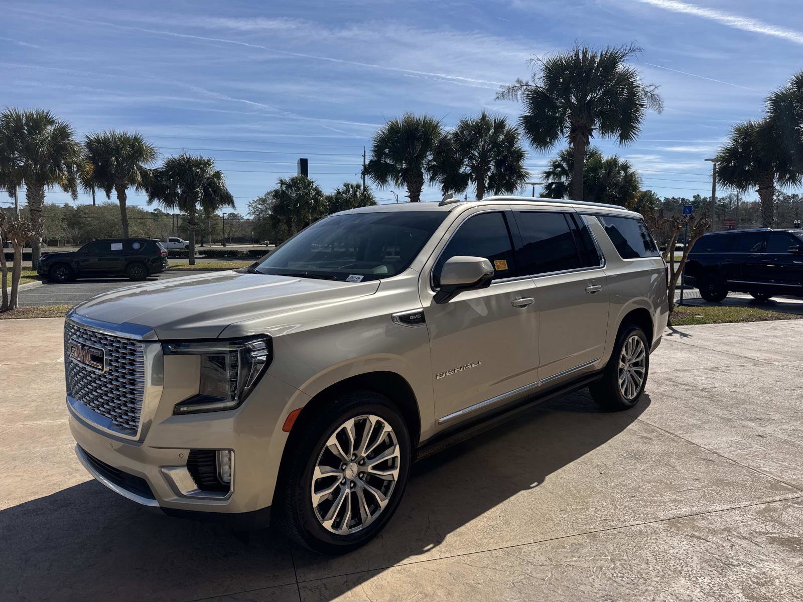 Used 2022 GMC Yukon XL Denali w/ Denali Premium Package image 7