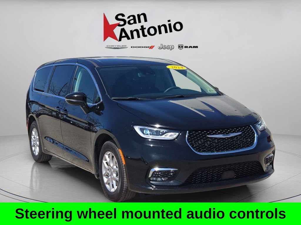 Used 2024 Chrysler Pacifica Touring-L image 9