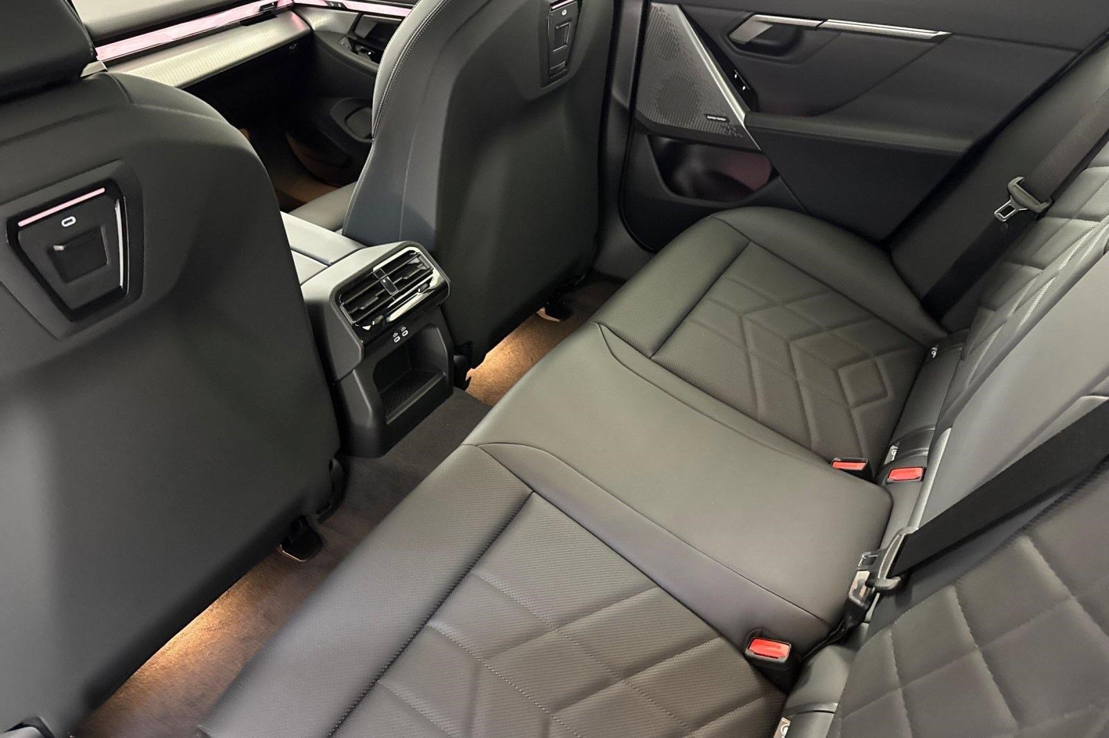 New 2026 BMW i5 eDrive40 w/ M Sport Package AWD/4WD image 14
