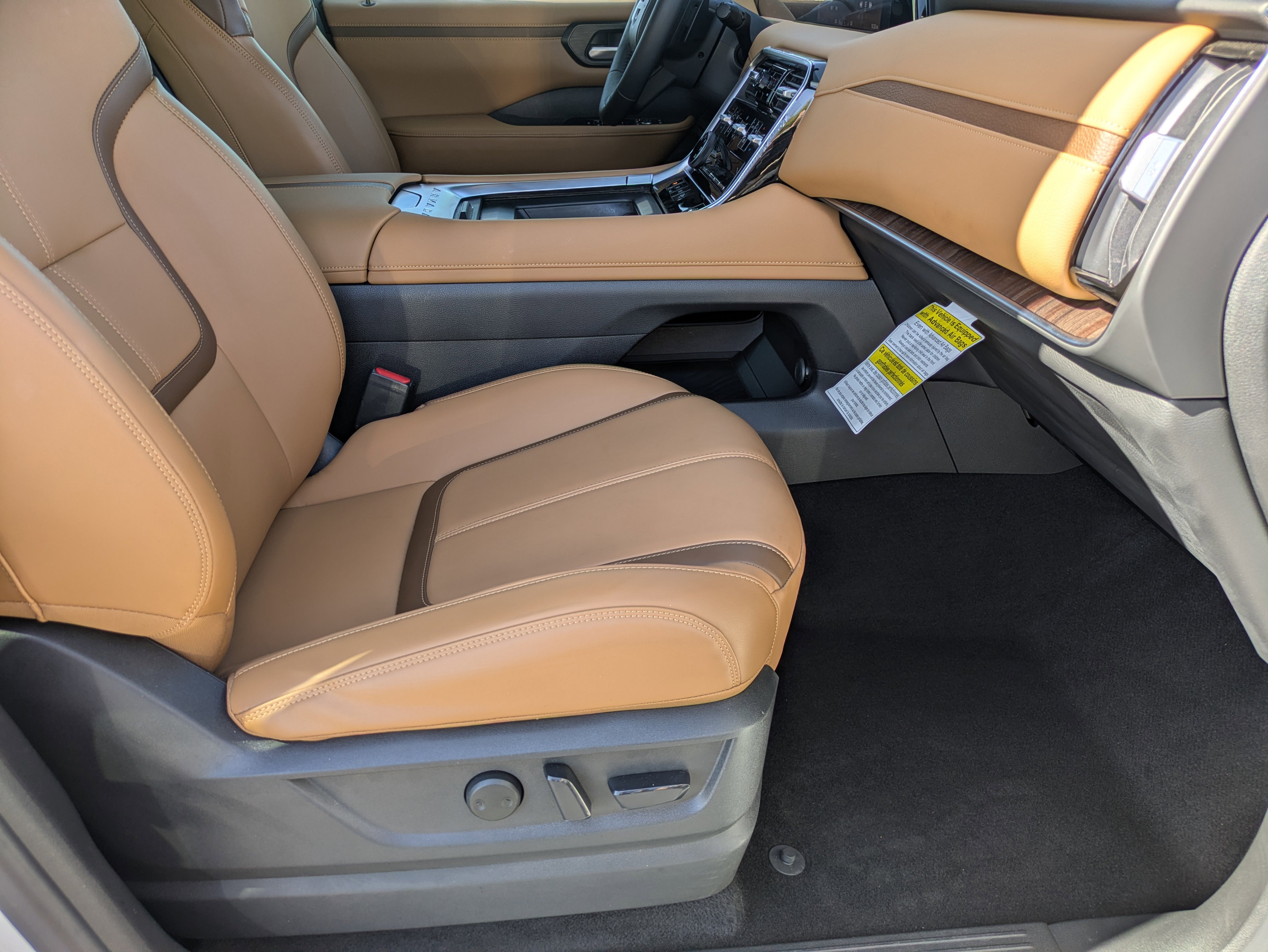 Used 2025 Nissan Armada SL w/ Captain's Chari Seat Package image 11