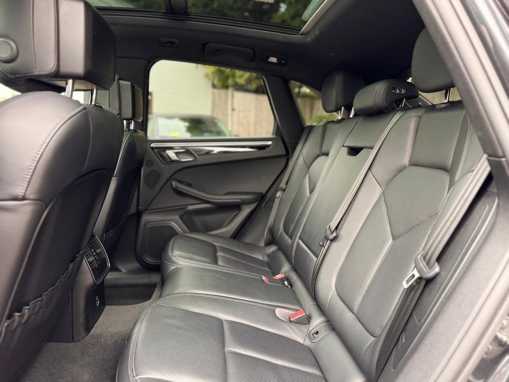 Used 2020 Porsche Macan AWD/4WD image 23