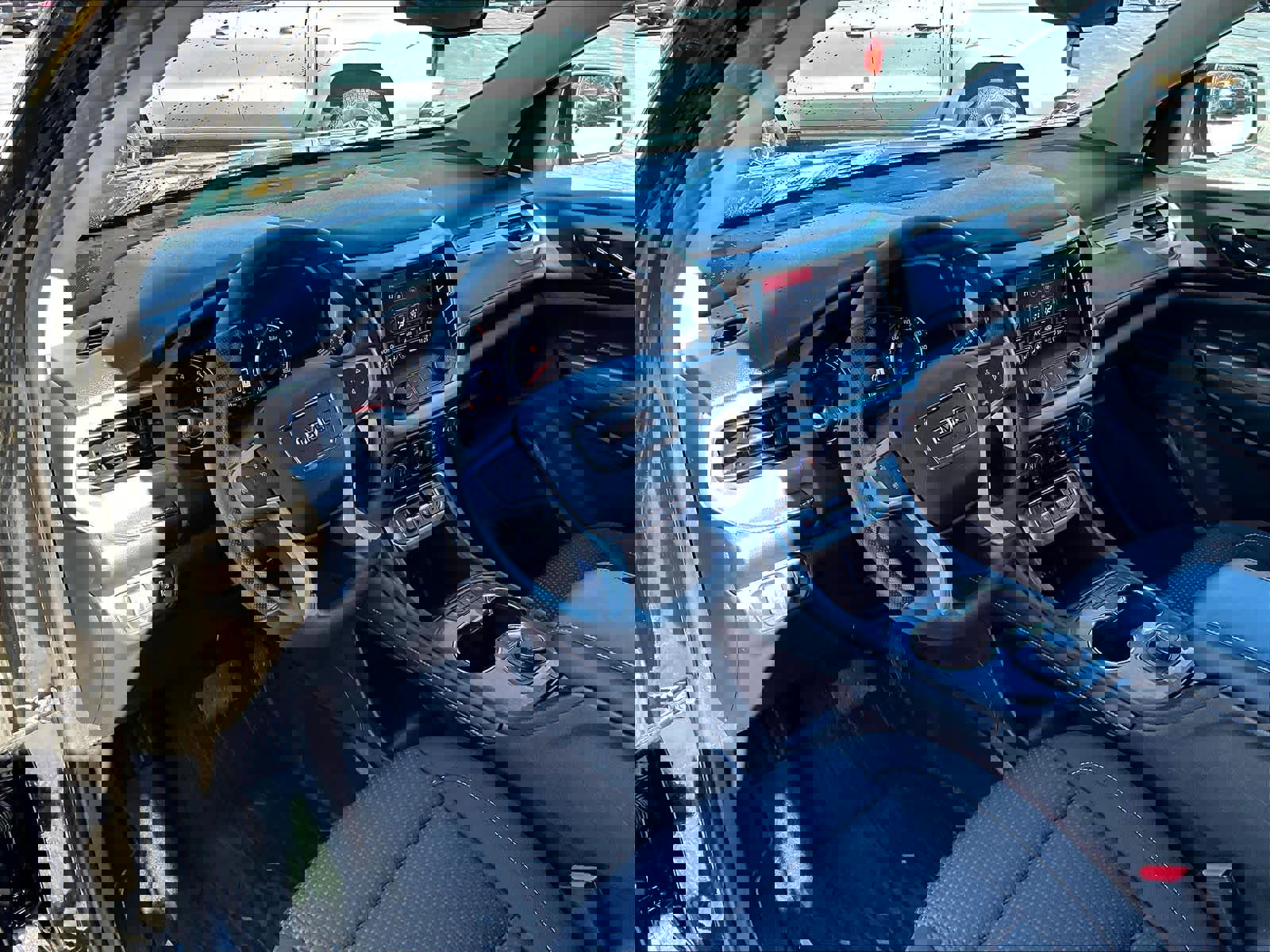 Used 2022 GMC Acadia SLE image 8