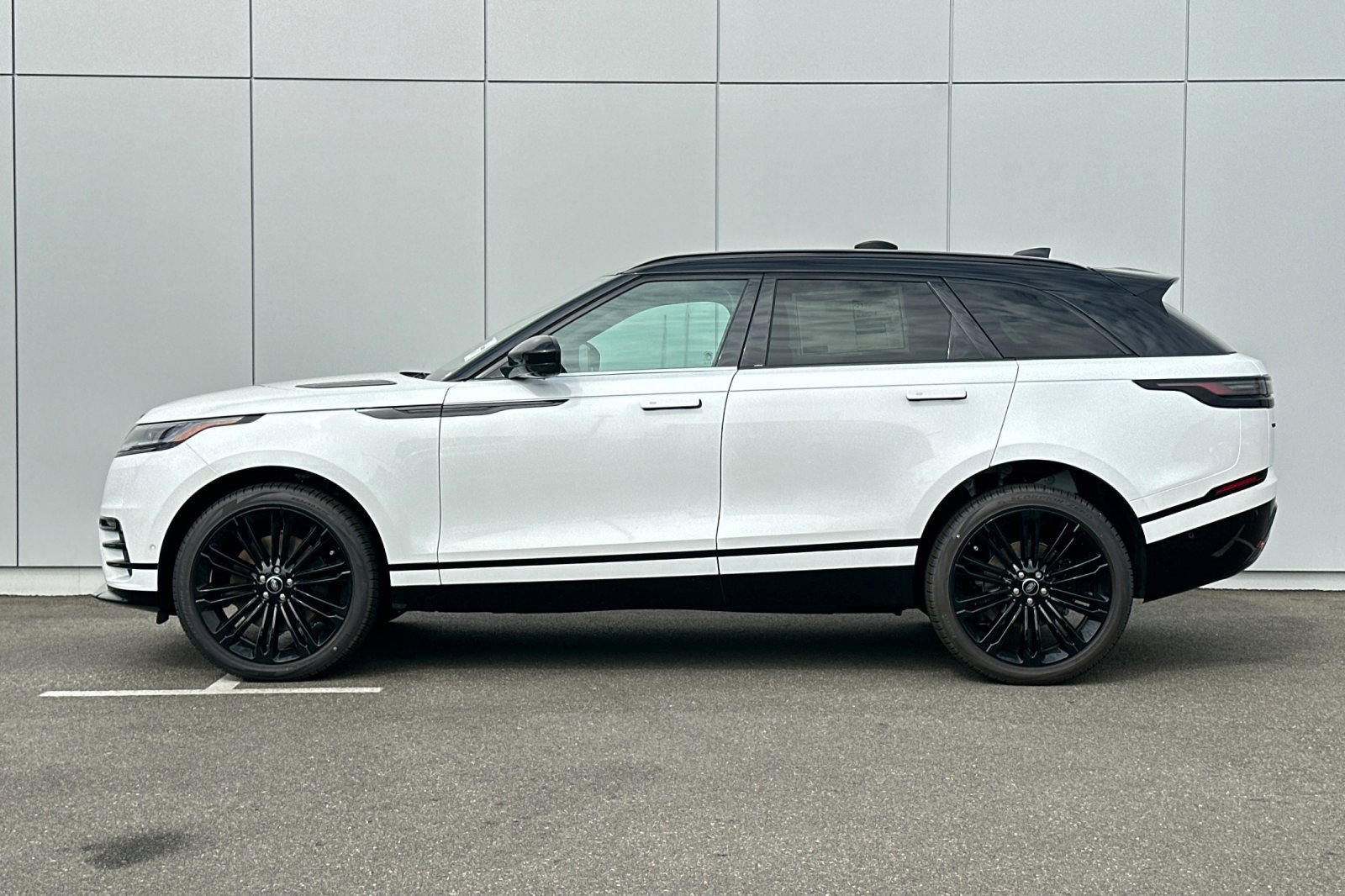New 2026 Land Rover Range Rover Velar Dynamic SE image 2