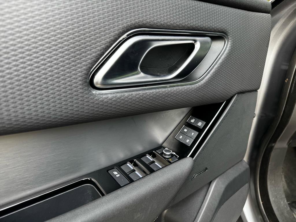 Used 2023 Land Rover Range Rover Velar R-Dynamic S image 9