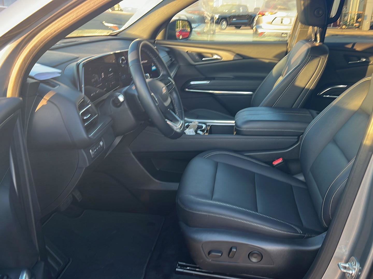 Used 2025 Chevrolet Traverse LT AWD/4WD image 10