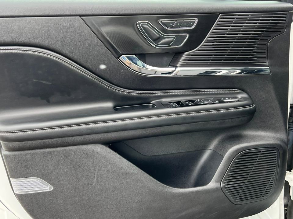 Used 2022 Lincoln Corsair AWD w/ Premium Package image 14