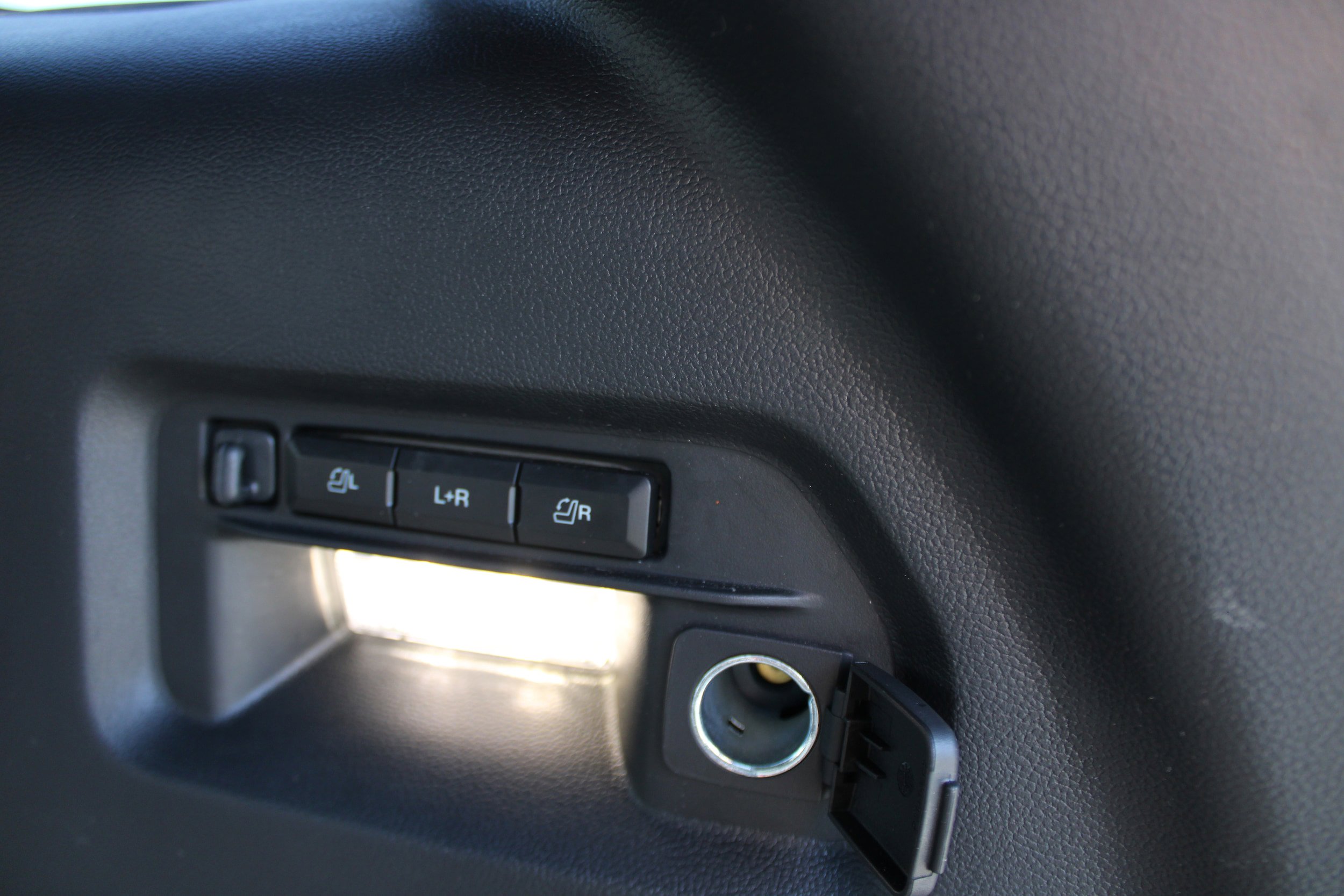 Used 2025 Ford Explorer Platinum AWD/4WD image 18