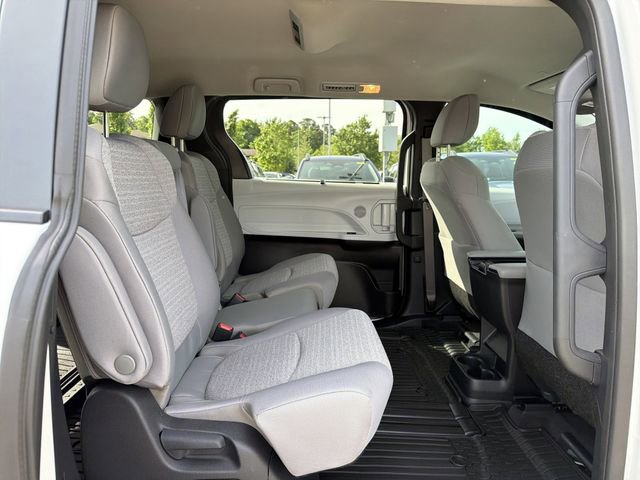Used 2025 Toyota Sienna LE FWD image 17