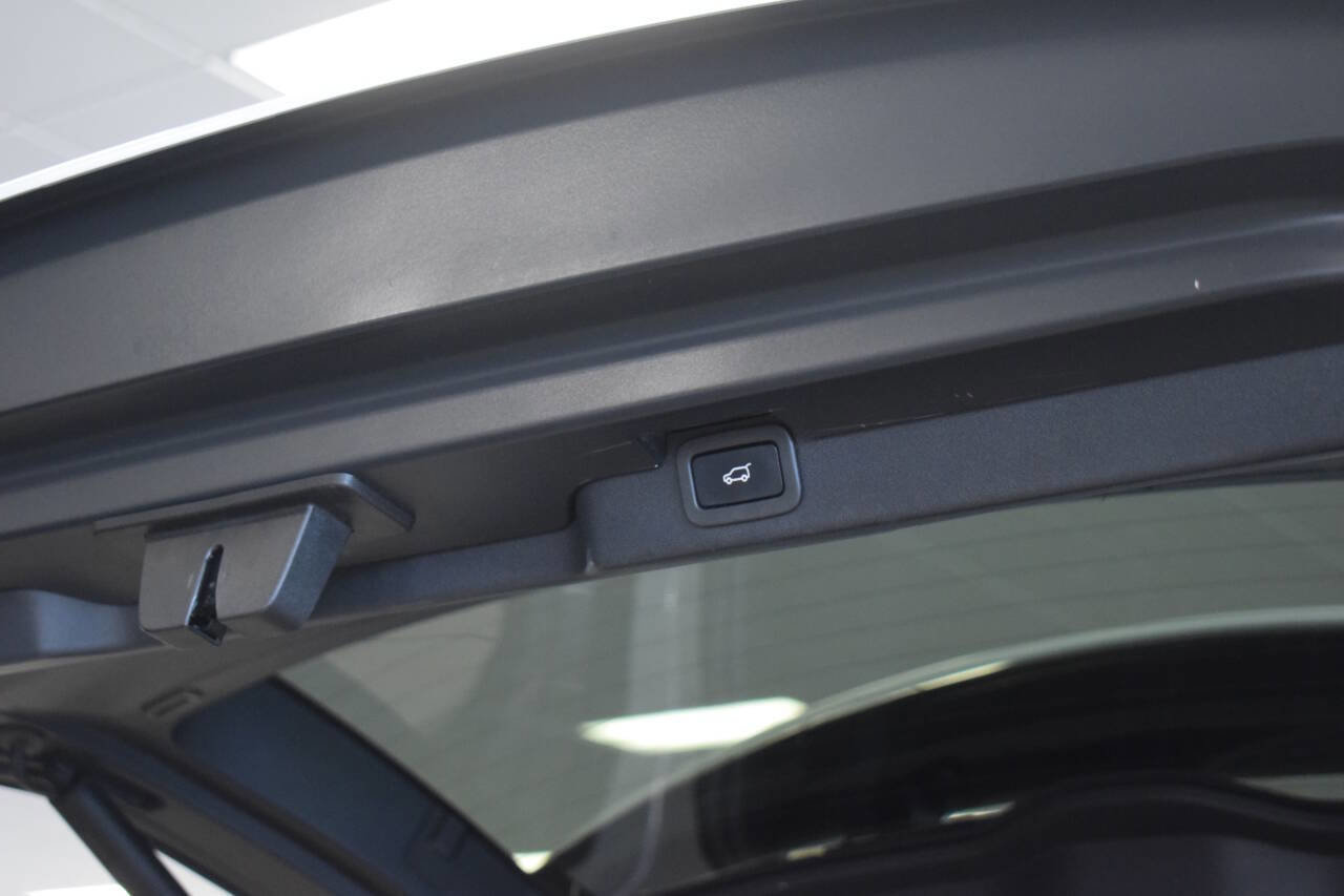 Used 2017 Land Rover Discovery HSE AWD/4WD image 29