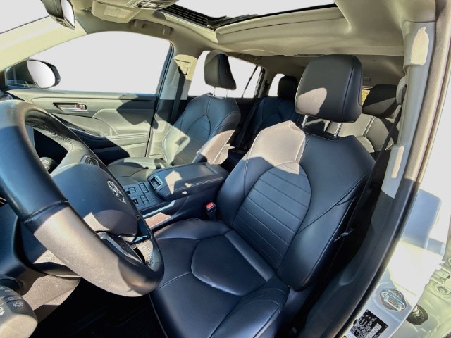 Used 2021 Toyota Highlander XLE AWD/4WD image 11