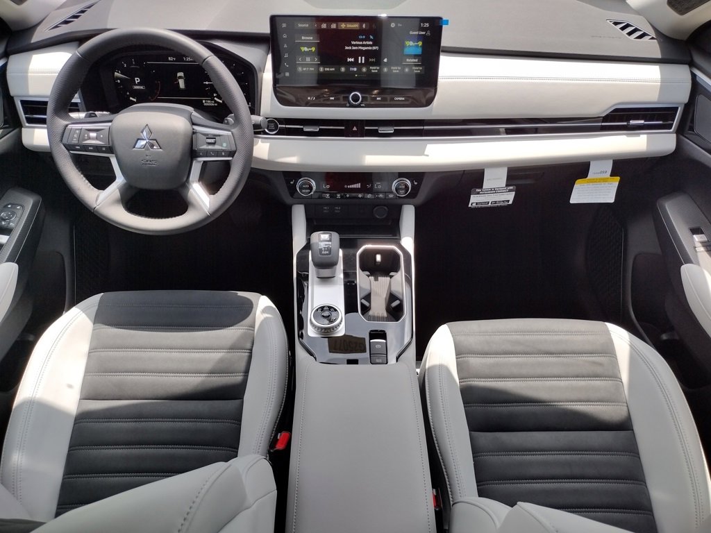 New 2025 Mitsubishi Outlander SE image 8