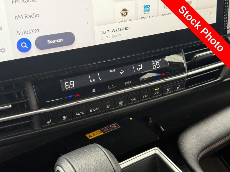 Used 2025 Toyota Sienna Platinum image 29