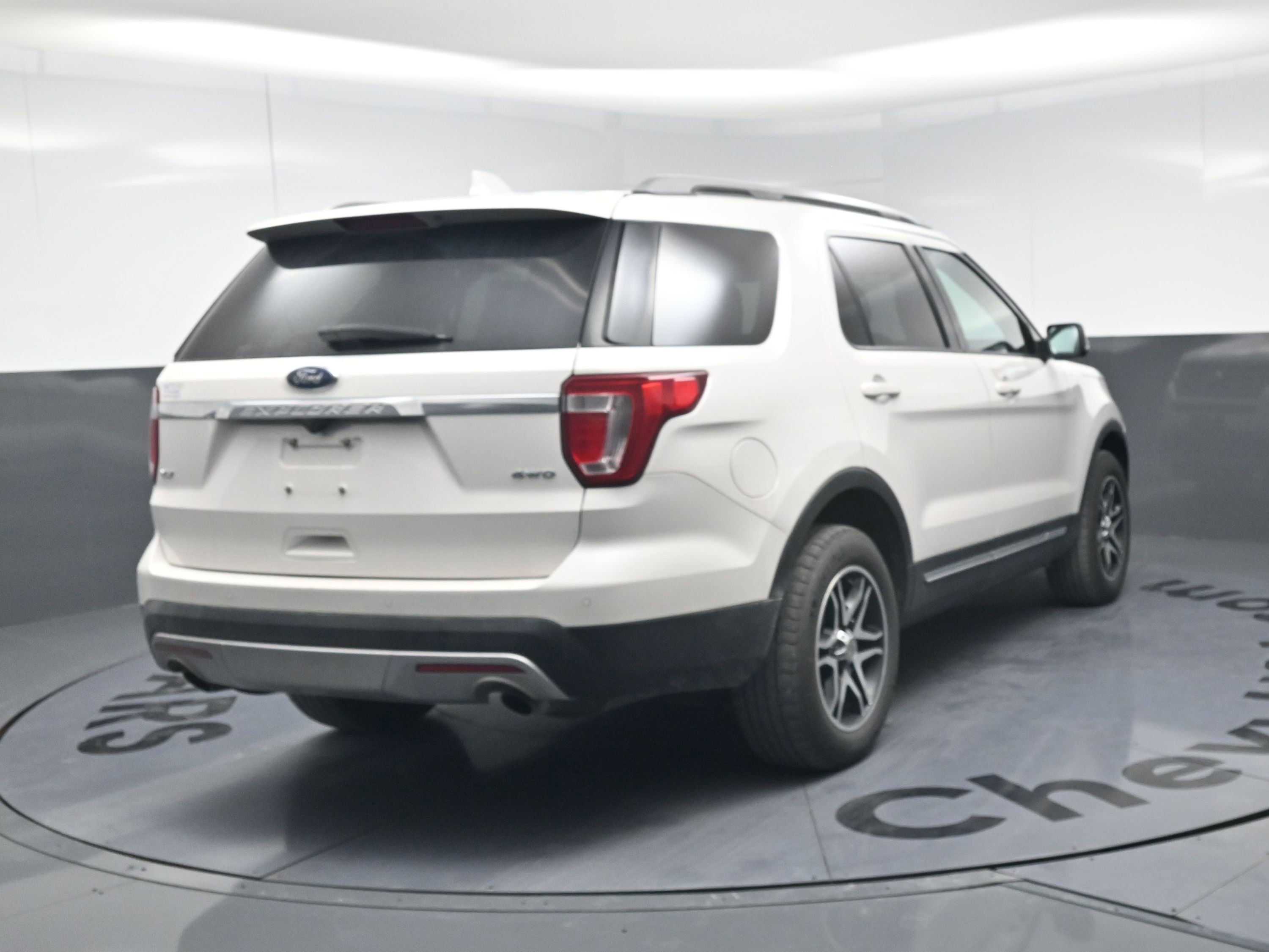 Used 2017 Ford Explorer XLT w/ Equipment Group 202A image 9