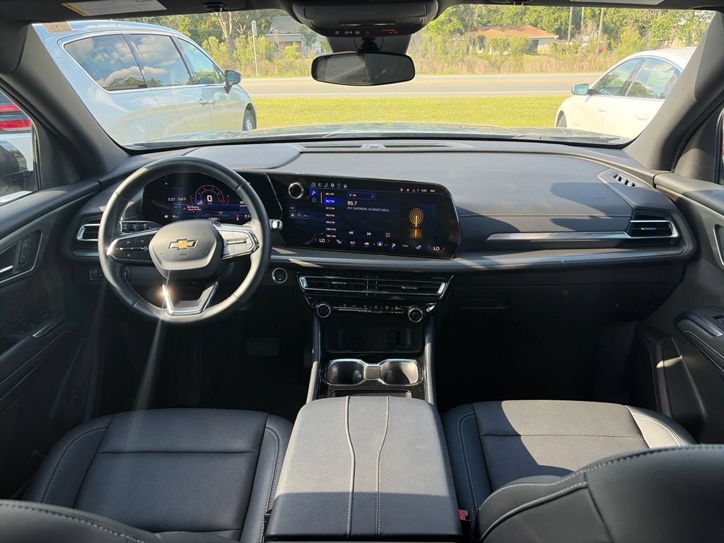 Used 2025 Chevrolet Traverse LT FWD image 15