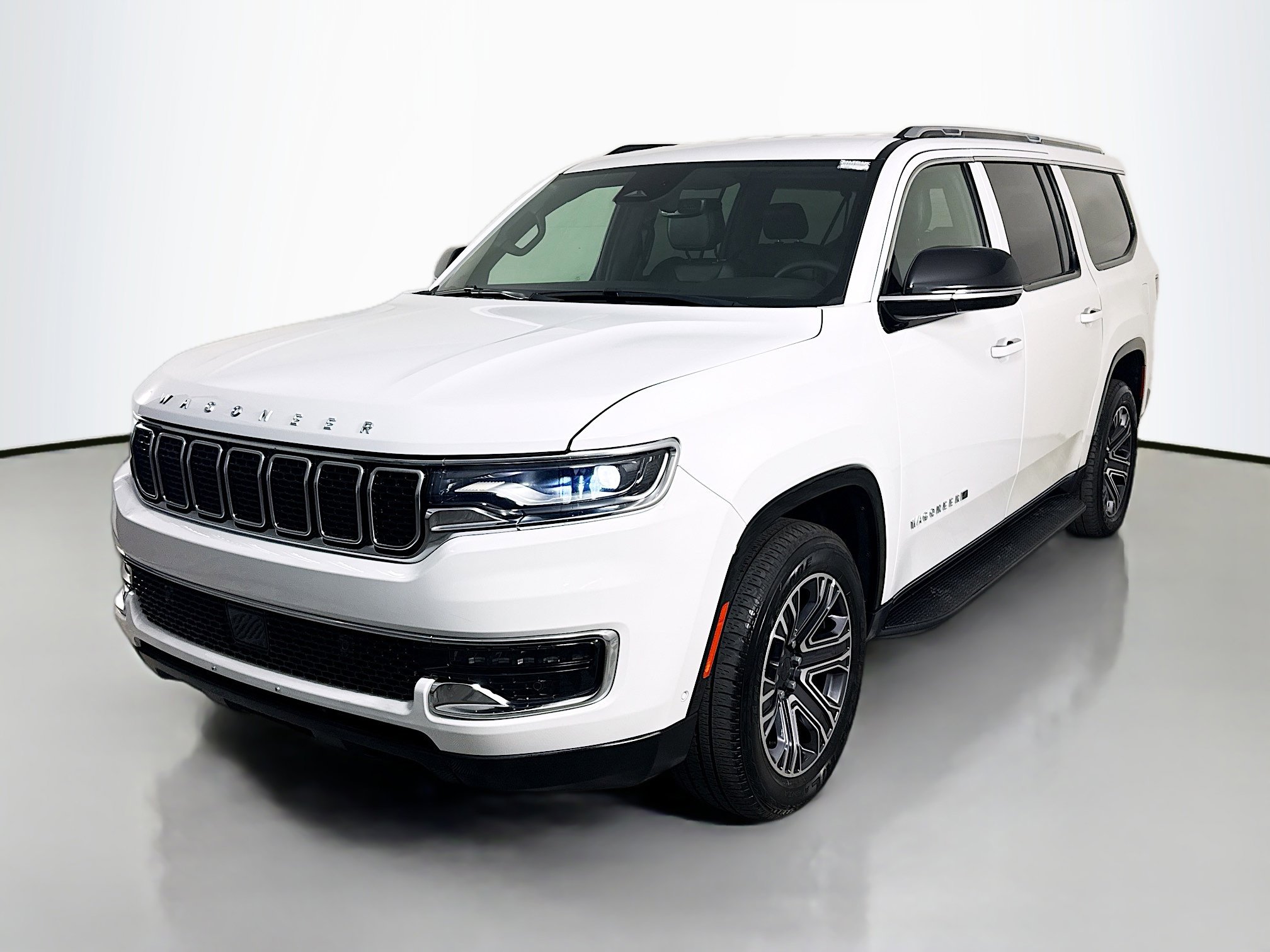 Used 2024 Jeep Wagoneer L Series II w/ Flexible Seating Group RWD image 4