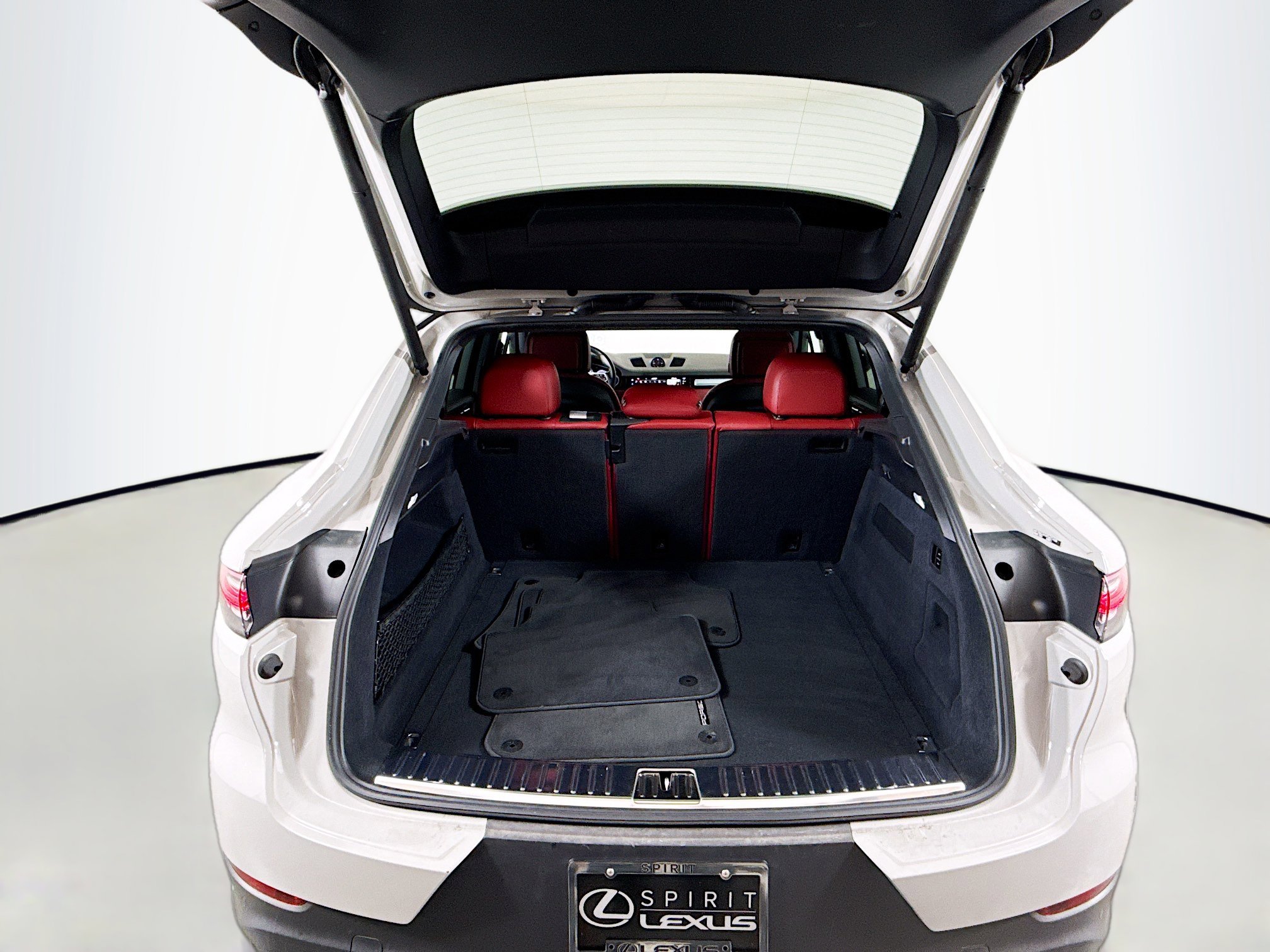 Used 2023 Porsche Cayenne Platinum Edition image 25