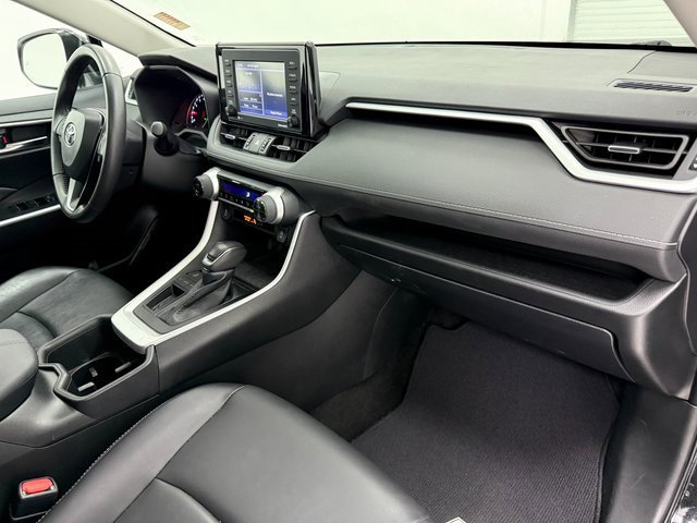 Used 2022 Toyota RAV4 XLE Premium image 9