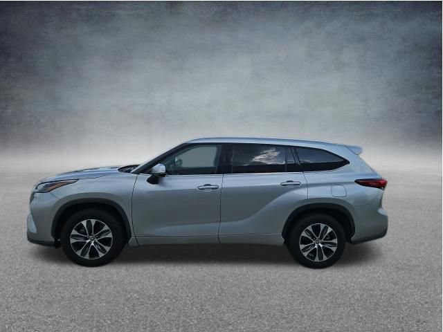 Used 2022 Toyota Highlander XLE FWD image 5