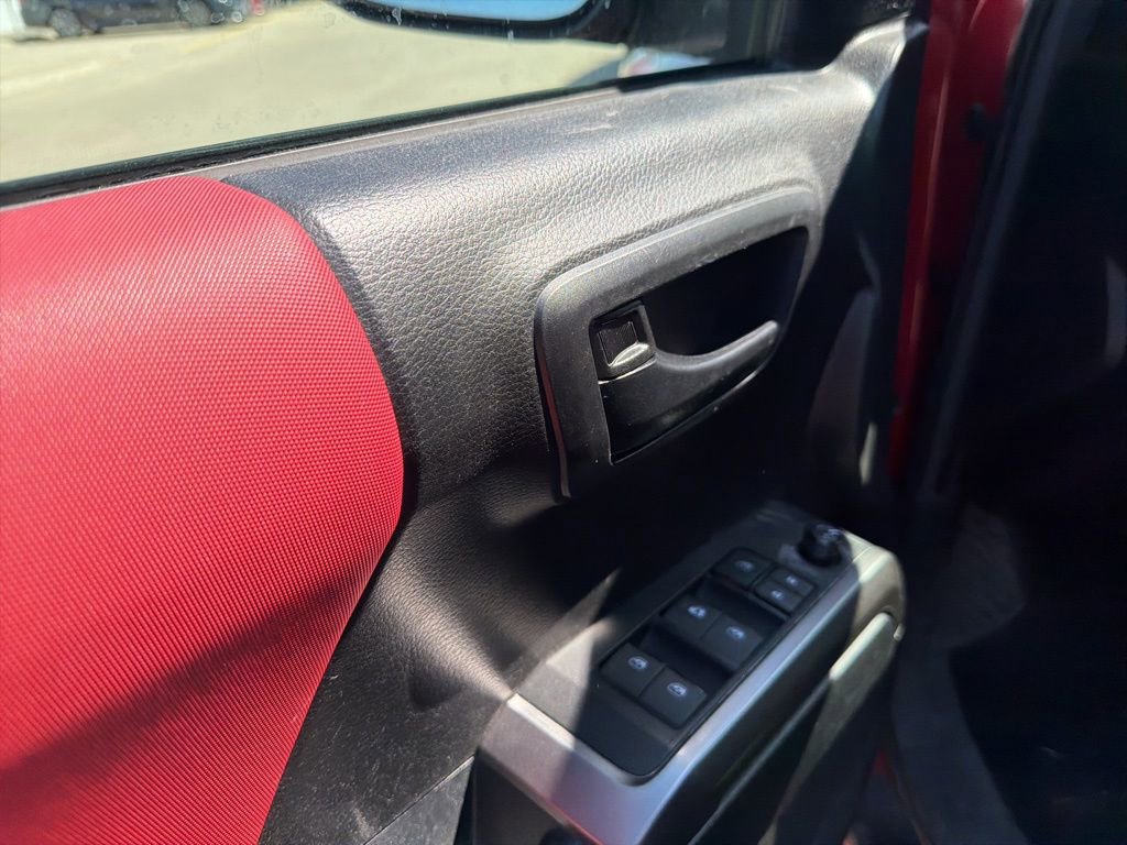 Used 2021 Toyota Tacoma SR5 AWD/4WD image 10