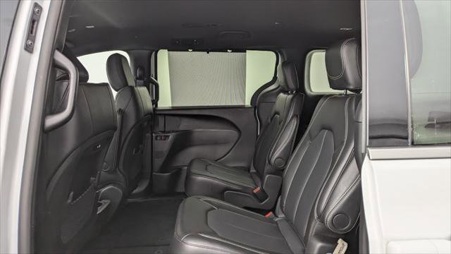 Used 2026 Chrysler Pacifica Select image 16