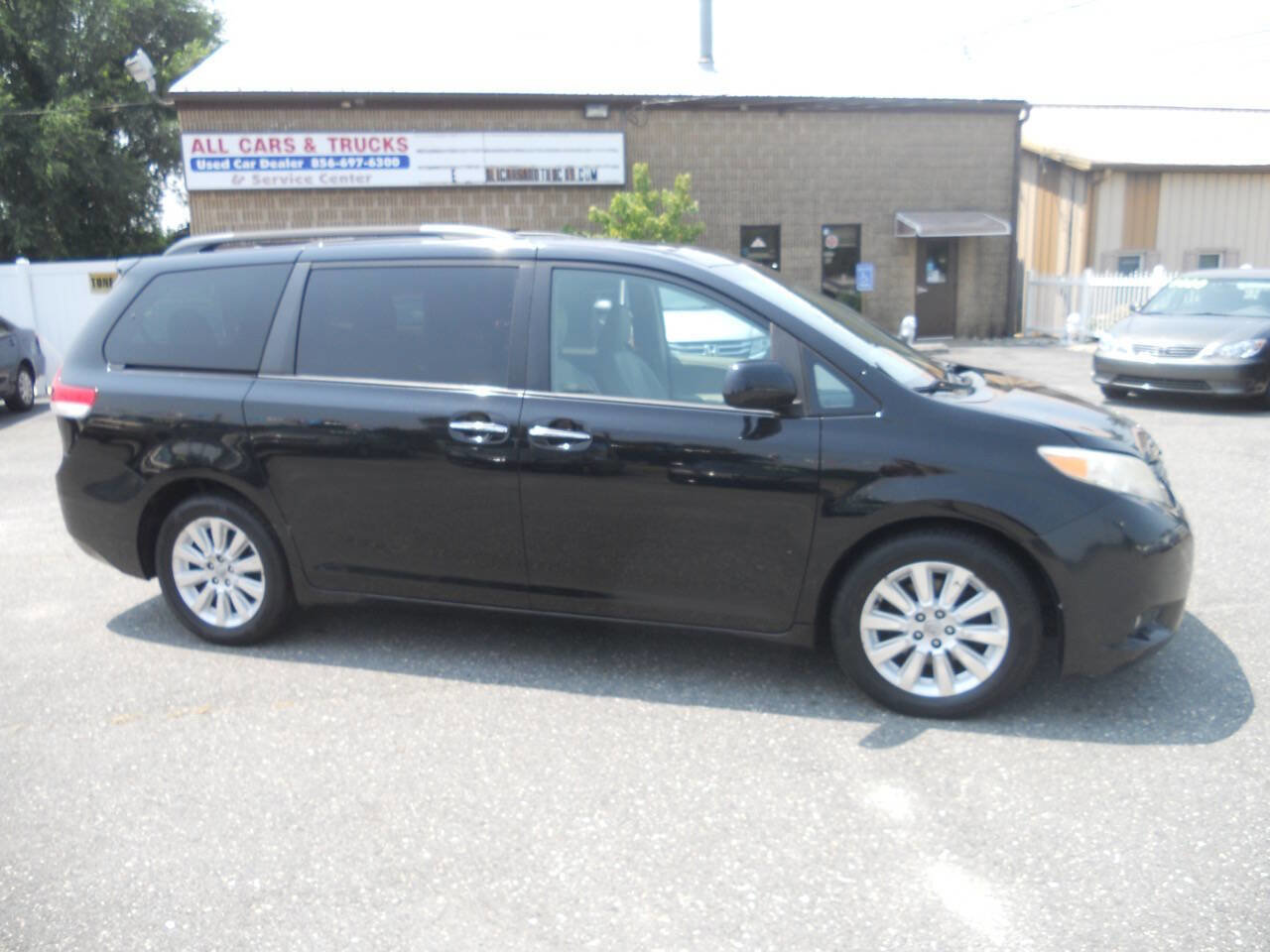 Used 2012 Toyota Sienna XLE w/ XLE Navigation Pkg image 2