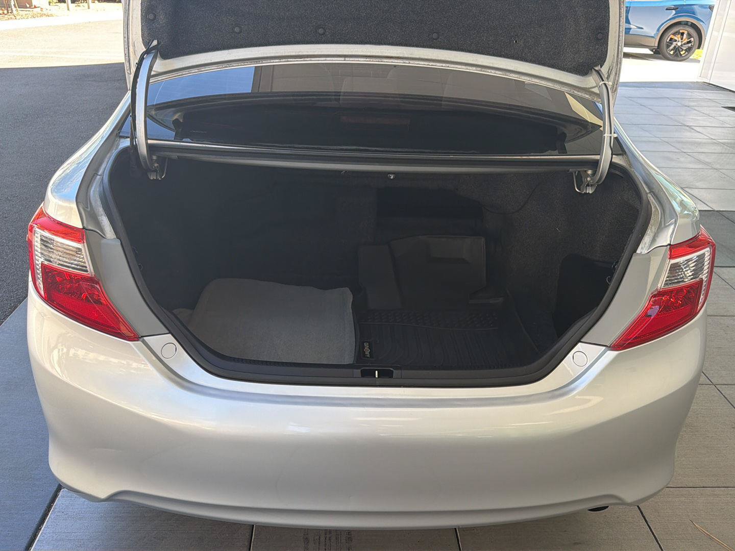 Used 2012 Toyota Camry LE FWD image 17