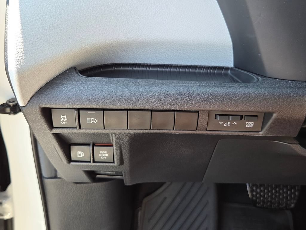 Certified 2025 Toyota Sienna LE FWD image 29